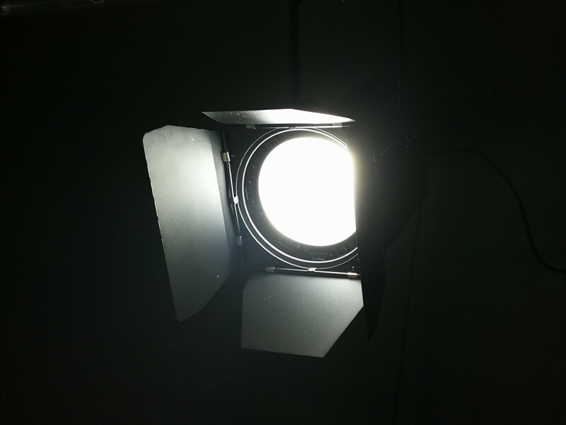 Guangzhou Noiseless 200W RGBW 4 en 1 Led Fresnel Spot Cob Dmx Video Studio Light Zoom Dimmer Spotlight