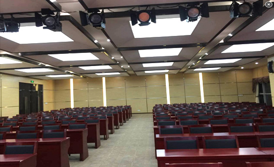 Diseño de representaciones de luz de superficie en sala de conferencias.